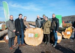 Gruppenbild (v.l.): Forstdirektor der Landwirtschaftskammer NÖ Werner Löffler, Präsident der Landwirtschaftskammer NÖ Johannes Schmuckenschlager, Obmann der Bezirksbauernkammer Baden Johann Krammel, Waldverbandsobmann Franz Fischer, Obmann der Bezirksbauernkammer Mödling Johann Tröber, Landes-Forstdirektor Hubert Schwarzinger und Hannes Bendl vom Waldverband NÖ.