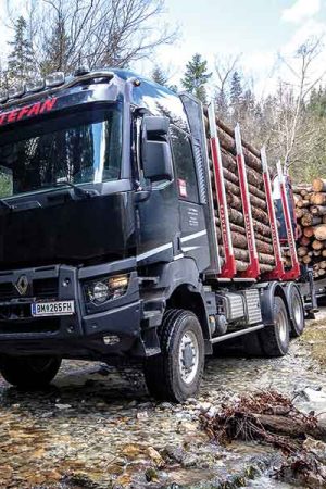 INTERNATIONALER HOLZMARKT | Mit Dreiachser  „komfortabel“ am Waldwe | grenault4_900x600 (c) Renault Trucks, Volvo Group Austria