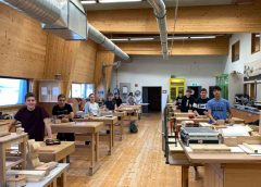 Die Schülerinnen und Schüler des Holztechnikums Kuchl (HTL, FS) fertigen einen Holzhammer - der Werkstätten- und Labor-Unterricht kann momentan vor Ort in Kuchl stattfinden. (Foto: Holztechnikum Kuchl)