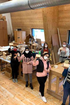 Werkstättenarbeiten am Holztechnikum Kuchl - die Mädchen zeigen ihre Werkstücke, es wurde gehobelt, gesägt und geschliffen. (Foto: Holztechnikum Kuchl)