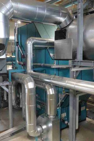 Die neue 4,3 MW Polytechnik-Biomassefeuerungsanlage bei der Bühner Spankorbfabrik, Deutschland (Foto: Polytechnik) Die neue 4,3 MW Polytechnik-Biomassefeuerungsanlage bei der Bühner Spankorbfabrik, Deutschland (Foto: Polytechnik)