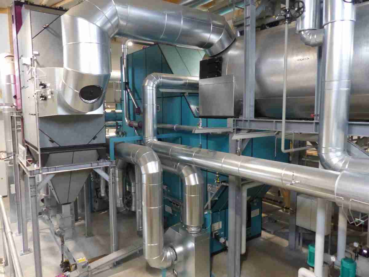 Die neue 4,3 MW Polytechnik-Biomassefeuerungsanlage bei der Bühner Spankorbfabrik, Deutschland (Foto: Polytechnik)