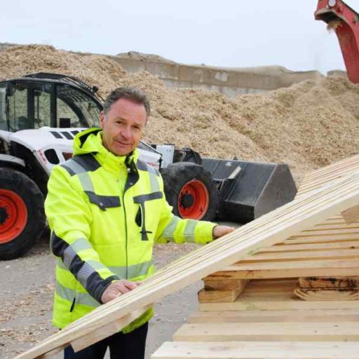 Heribert Füngeling: Der Unternehmer verarbeitet ausgemusterte Holzpaletten zu Holzbriketts, die als CO2-neutraler Brennstoff besonders bei Kaminbesitzern begehrt sind.