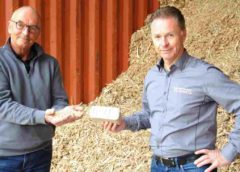 Heribert Füngeling (r.) und Ralf Lorbach, technischer Berater der Firma RUF. „Die leistungsfähigsten RUF-Anlagen bewältigen mehr als eine Tonne Holzspäne pro Stunde“, erläutert Ralf Lorbach. (Bild: RUF Maschinenbau)