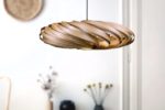 Wunderschöne Furnierleuchte in Spiralform. (Foto: IFN/Gofurnit GmbH)