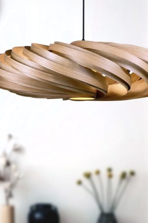 Wunderschöne Furnierleuchte in Spiralform. (Foto: IFN/Gofurnit GmbH) Wunderschöne Furnierleuchte in Spiralform. (Foto: IFN/Gofurnit GmbH)
