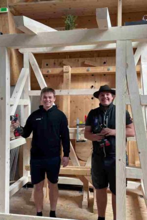 Präsentation der Abschlussarbeiten am 19. Mai: Für das Haus der Senioren Mauerkirchen fertigen die Fachschüler Mikkel Jakobsen und Quirin Vogl (v. li.) eine Gerätehütte und eine Pergola (Foto: Holztechnikum Kuchl) Präsentation der Abschlussarbeiten am 19. Mai: Für das Haus der Senioren Mauerkirchen fertigen die Fachschüler Mikkel Jakobsen und Quirin Vogl (v. li.) eine Gerätehütte und eine Pergola (Foto: Holztechnikum Kuchl)