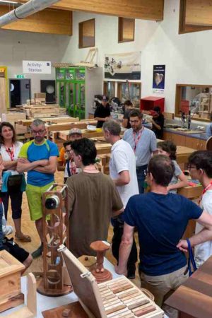 Anlässlich des Tages der offenen Tür am 11. Juni 2022 konnten die Besucher selbst in der Werkstätte mitarbeiten (Foto: Holztechnikum Kuchl) Anlässlich des Tages der offenen Tür am 11. Juni 2022 konnten die Besucher selbst in der Werkstätte mitarbeiten (Foto: Holztechnikum Kuchl)
