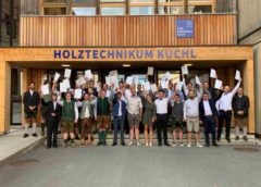 Die frischgebackenen Absolventinnen und Absolventen der Werkmeisterschule Holztechnik-Produktion am Holztechnikum Kuchl. (Foto: Holztechnikum Kuchl)