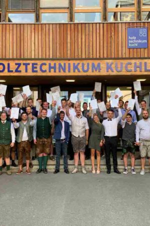 Die frischgebackenen Absolventinnen und Absolventen der Werkmeisterschule Holztechnik-Produktion am Holztechnikum Kuchl. (Foto: Holztechnikum Kuchl)