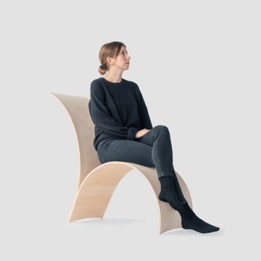 Nach dem Selbstformungsprozess sitzt es sich gemütlich und bequem auf dem einzigartigen Stuhl. Foto: Universität Stuttgart / ICD, Robert Faulkner.