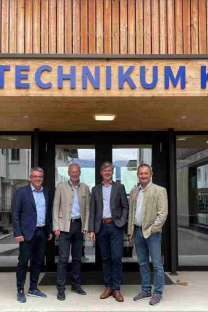 DI Hans Blinzer (2. v. li.) verabschiedet sich in den Ruhestand und übergibt die Geschicke des Holztechnikums Kuchl an die neue Schulleitung mit Schulleiter Mag. Josef Essl, Abteilungsvorstand DI (FH) Johannes Eckinger und Schulleiter der Werkmeisterschule DI Erwin Treml (v. li.) (Foto: Holztechnikum Kuchl) DI Hans Blinzer (2. v. li.) verabschiedet sich in den Ruhestand und übergibt die Geschicke des Holztechnikums Kuchl an die neue Schulleitung mit Schulleiter Mag. Josef Essl, Abteilungsvorstand DI (FH) Johannes Eckinger und Schulleiter der Werkmeisterschule DI Erwin Treml (v. li.) (Foto: Holztechnikum Kuchl)