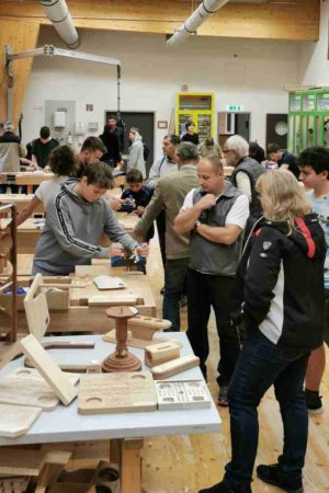 Anlässlich des Tages der offenen Tür am 15. Oktober 2022 konnten die Besucher selbst in der HTK-Werkstätte mitarbeiten. (Foto: Holztechnikum Kuchl) Anlässlich des Tages der offenen Tür am 15. Oktober 2022 konnten die Besucher selbst in der HTK-Werkstätte mitarbeiten. (Foto: Holztechnikum Kuchl)