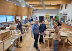 Die Schülerinnen und Schüler des Holztechnikums Kuchl (HTL, FS) zeigen ihre Werkstücke – die Schule kann anlässlich des Tages der offenn Tür am 15. Oktober besichtigt werden. (Foto: Holztechnikum Kuchl)