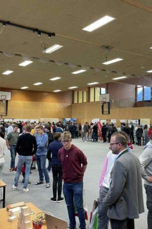 Am Wissenscampus Kuchl fand am 23. November der Unternehmer- und Karrieretag statt - Schülerinnen und Schüler, Studentinnen und Studenten, Absolventinnen und Absolventen waren eingeladen (Foto: Holztechnikum Kuchl) Am Wissenscampus Kuchl fand am 23. November der Unternehmer- und Karrieretag statt - Schülerinnen und Schüler, Studentinnen und Studenten, Absolventinnen und Absolventen waren eingeladen (Foto: Holztechnikum Kuchl)