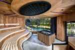 Umgeben von der einmalig schönen Kunst natürlichen Furniers lässt es sich herrlich entspannen. (Foto: J Grabner GmbH | Hotel Lürzerhof, Lorenz Masser Fotografie)