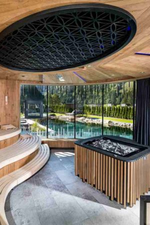 Umgeben von der einmalig schönen Kunst natürlichen Furniers lässt es sich herrlich entspannen. (Foto: J Grabner GmbH | Hotel Lürzerhof, Lorenz Masser Fotografie) Umgeben von der einmalig schönen Kunst natürlichen Furniers lässt es sich herrlich entspannen. (Foto: J Grabner GmbH | Hotel Lürzerhof, Lorenz Masser Fotografie)