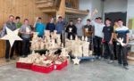 Die Schülerinnen und Schüler des Holztechnikums Kuchl mit FL Manfred Lienbacher zeigen begeistert ihre Holzdekoartikel und freuen sich, bei der Aktion mithelfen zu können. (Foto: Holztechnikum Kuchl)