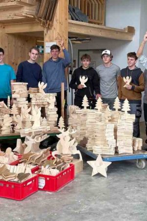 Die Schülerinnen und Schüler des Holztechnikums Kuchl mit FL Manfred Lienbacher zeigen begeistert ihre Holzdekoartikel und freuen sich, bei der Aktion mithelfen zu können. (Foto: Holztechnikum Kuchl) Die Schülerinnen und Schüler des Holztechnikums Kuchl mit FL Manfred Lienbacher zeigen begeistert ihre Holzdekoartikel und freuen sich, bei der Aktion mithelfen zu können. (Foto: Holztechnikum Kuchl)