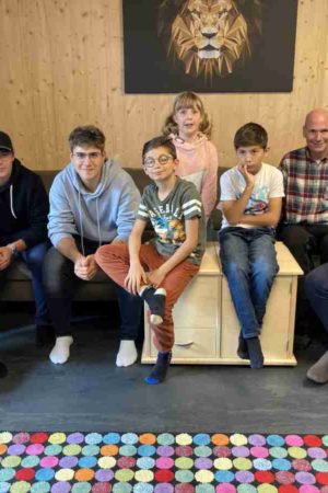 Holztechnikum SchülerInnen und SOS-Kinderdorf Kinder bauten gemeinsam Möbel (Foto: SOS Kinderdorf)