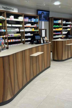 Individuell, nachhaltig und attraktiv: Die furnierten Oberflächen im Verkaufsraum der Murifeld-Apotheke in Bern beeindrucken den Betrachter. Fotos: Team Graf AG (https://www.teamgraf.ch/). Individuell, nachhaltig und attraktiv: Die furnierten Oberflächen im Verkaufsraum der Murifeld-Apotheke in Bern beeindrucken den Betrachter. Fotos: Team Graf AG (https://www.teamgraf.ch/).