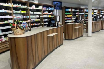 Individuell, nachhaltig und attraktiv: Die furnierten Oberflächen im Verkaufsraum der Murifeld-Apotheke in Bern beeindrucken den Betrachter. Fotos: Team Graf AG (https://www.holzmarkt-online.at/wp-content/uploads/2023/08/PM-IFN-2023-Roser-Apotheke-1-002_100-360x240.jpg
