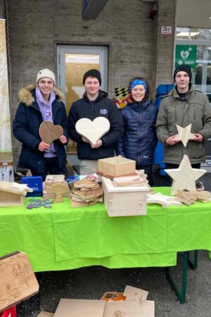 Auch heuer wieder können Holzdekoartikel auf der Schranne (Eingang Garage, bei den Bushaltestellen) gegen Spenden erworben werden. (Foto: Holztechnikum Kuchl)