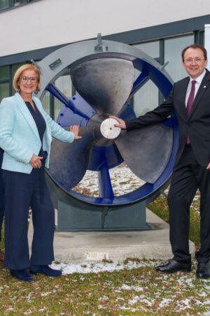 v.l.n.r.: Reinhold Schneider (Managing Director Voith Hydro St. Pölten), Martin Blum (Geschäftsführer Blum), Johanna Mikl-Leitner (Landeshauptfrau Niederösterreich), Matthias Stadler (Bürgermeister St. Pölten), Gerhard Seyrling (CEO Voith Hydro Austria) © Blum