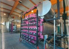 Die beiden 7,5 MW-Heißwasserkessel von Polytechnik versorgen über 7200 Wohnungen und Gebäude in Kaposvar mit Wärme aus Holzbiomasse. (Foto: Polytechnik)
