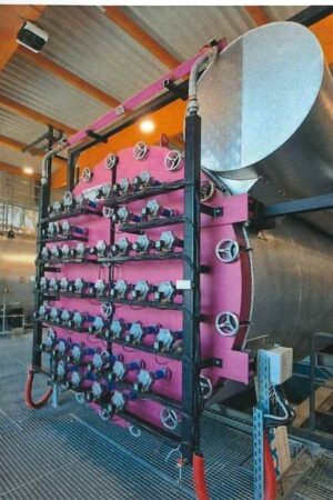 Die beiden 7,5 MW-Heißwasserkessel von Polytechnik versorgen über 7200 Wohnungen und Gebäude in Kaposvar mit Wärme aus Holzbiomasse. (Foto: Polytechnik) Die beiden 7,5 MW-Heißwasserkessel von Polytechnik versorgen über 7200 Wohnungen und Gebäude in Kaposvar mit Wärme aus Holzbiomasse. (Foto: Polytechnik)