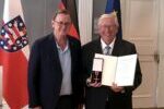 Thüringens Ministerpräsident Bodo Rame-low (links im Bild) überreicht Paulus Netteln-stroth das Verdienstkreuz am Bande der Bundresrepublik Deutschland. (Foto: Nestro)