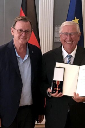 Thüringens Ministerpräsident Bodo Rame-low (links im Bild) überreicht Paulus Netteln-stroth das Verdienstkreuz am Bande der Bundresrepublik Deutschland. (Foto: Nestro)