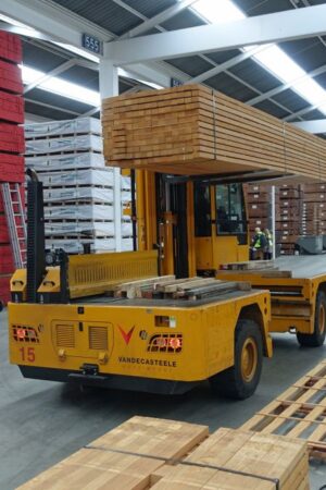 Hier bewegt sich Holz aus aller Welt. (IFN/D. Stoverock) Hier bewegt sich Holz aus aller Welt. (IFN/D. Stoverock)