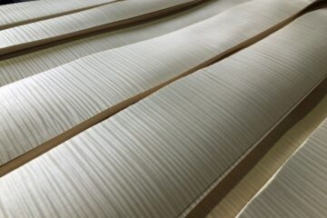 So schön ist Furnier aus Riegelahorn bereits vor der Weiterverarbeitung. Foto: © Schorn & Groh, Karlsruhe | www.sg-veneers.com