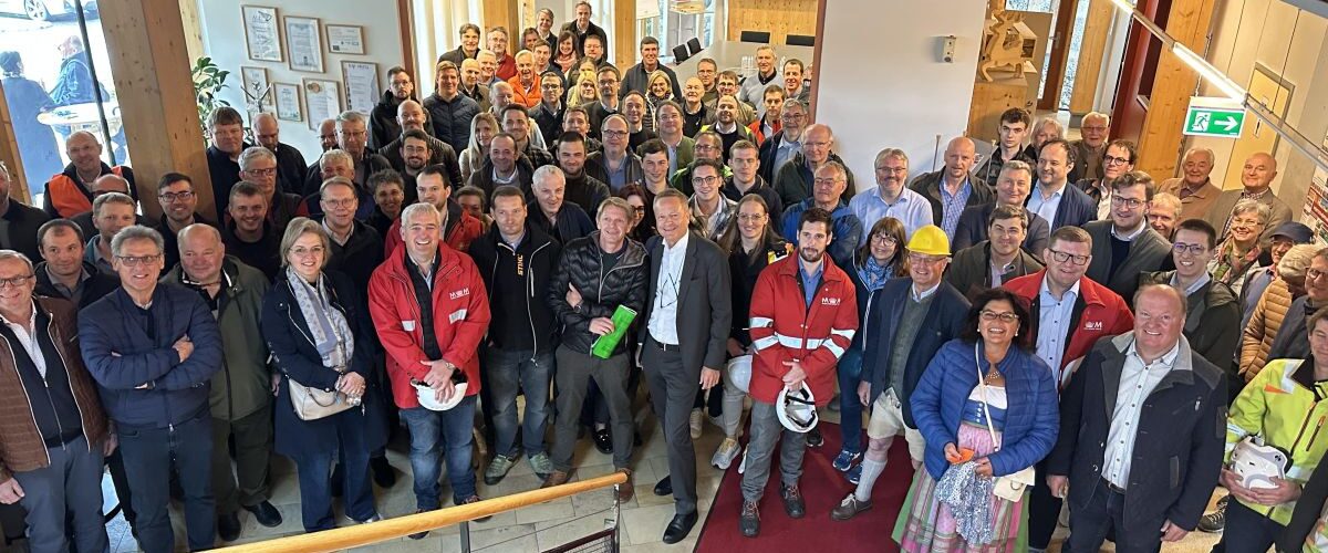 Das Absolvententreffen2025 führte die Teilnehmer nach Leoben zu Mayr-Melnhof Holz (Foto: Mayr-Melnhof Holz, Leitner)