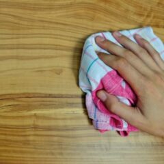 Mit der richtigen Pflege bleibt Furnier dauerhaft schön. Foto: IFN