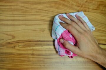 Mit der richtigen Pflege bleibt Furnier dauerhaft schön. Foto: IFN