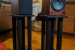 Da nimmt man die Frontblende gerne ab: Ohne die Abdeckung ist der furnierte Korpus perfekt in Szene zu setzen. Foto: Vera-Fi Audio, Texas