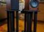 Da nimmt man die Frontblende gerne ab: Ohne die Abdeckung ist der furnierte Korpus perfekt in Szene zu setzen. Foto: Vera-Fi Audio, Texas