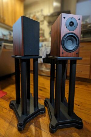 Da nimmt man die Frontblende gerne ab: Ohne die Abdeckung ist der furnierte Korpus perfekt in Szene zu setzen. Foto: Vera-Fi Audio, Texas