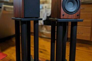 Da nimmt man die Frontblende gerne ab: Ohne die Abdeckung ist der furnierte Korpus perfekt in Szene zu setzen. Foto: Vera-Fi Audio, Texas