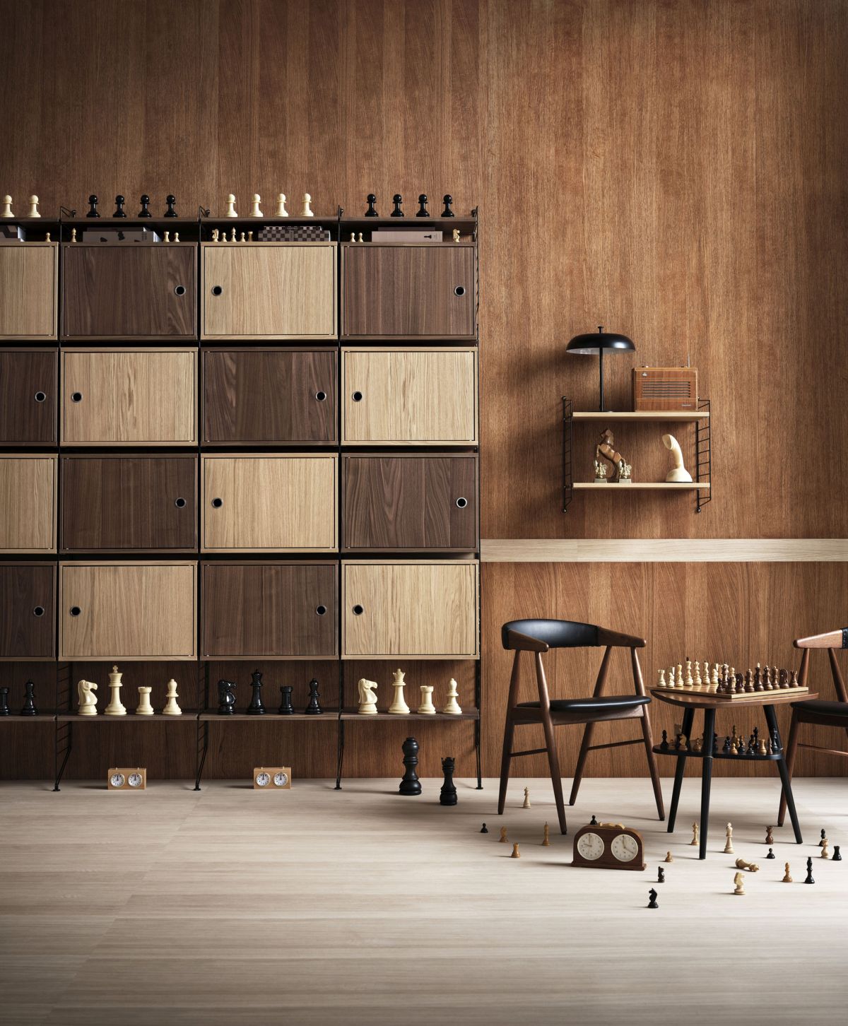 Verschiedene Furniere bzw. Farbtöne wurden hier geschickt miteinander kombiniert. Foto: String Furniture Verschiedene Furniere bzw. Farbtöne wurden hier geschickt miteinander kombiniert. Foto: String Furniture