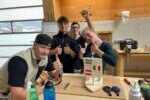 In der Werkstätte haben die Erasmus+-Teilnehmer und die Schüler des Holztechnikums Kuchl fleißig gearbeitet und Schifferlprototypen für den Tag des Wassers hergestellt. (c) Holztechnikum Kuchl/Brenner, Schuster