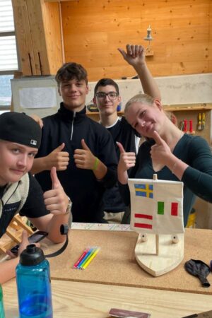 In der Werkstätte haben die Erasmus+-Teilnehmer und die Schüler des Holztechnikums Kuchl fleißig gearbeitet und Schifferlprototypen für den Tag des Wassers hergestellt. (c) Holztechnikum Kuchl/Brenner, Schuster