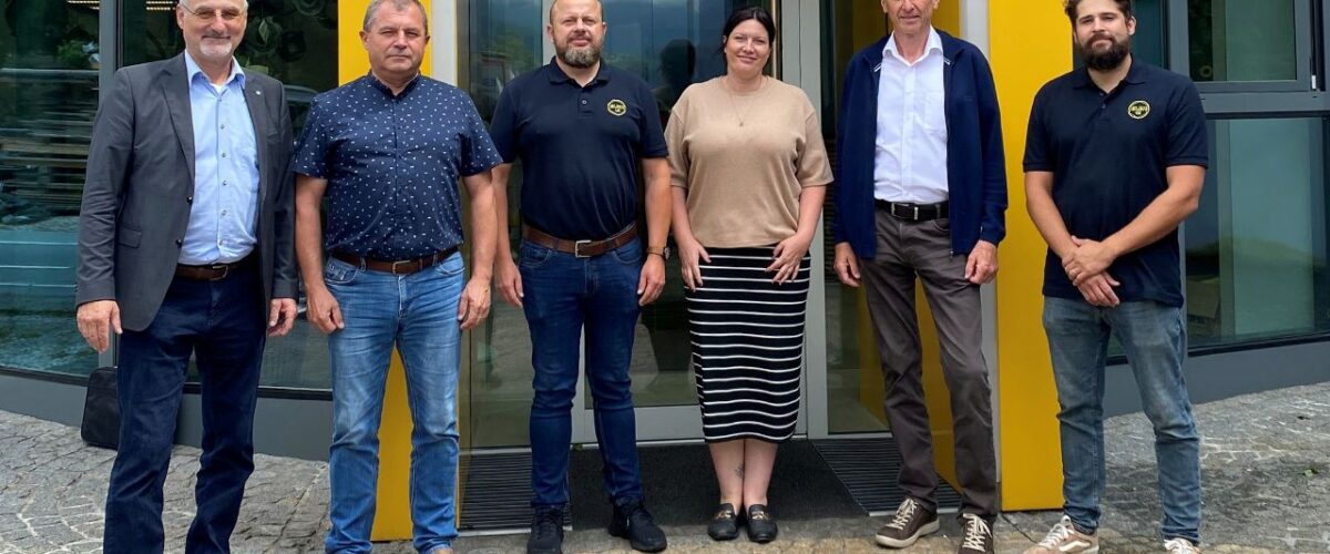 (v. r.) Jan Luňáček (ELBH), Josef Gruber (UNTHA), Tereza Plaňanská (ELBH), Pavel Hasil (ELBH), Pavel Delong (ELBH), Arno Urbanek (UNTHA) © Untha