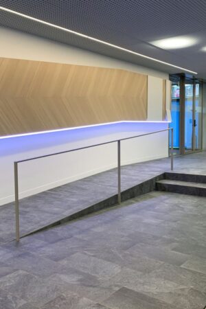 Die verwendeten Furnier-Decks repräsentieren auf schöne und nachhaltige Art das Corporate Design der BLKB im schweizerischen Aesch. Foto: Roser AG