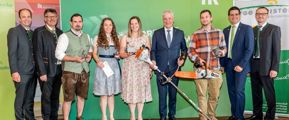 ARGE Meister-Obmann Andreas Boigenfürst, NÖ Landarbeiterkammer-Präsident Andreas Freistetter, Alexander Winter, Carina Flasch, Christina Wasserburger, Landesrat Anton Kasser, Stefan Kolm, Landwirtschaftskammer NÖ-Vizepräsident Lorenz Mayr und der Leiter der Land- und forstwirtschaftlichen Lehrlings- und Fachausbildungsstelle NÖ Anton Hölz Fotocredit: Georg Pomaßl/LK Niederösterreich