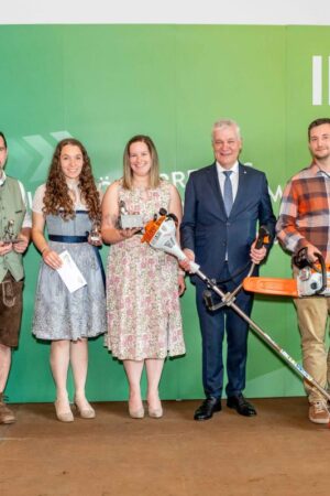 ARGE Meister-Obmann Andreas Boigenfürst, NÖ Landarbeiterkammer-Präsident Andreas Freistetter, Alexander Winter, Carina Flasch, Christina Wasserburger, Landesrat Anton Kasser, Stefan Kolm, Landwirtschaftskammer NÖ-Vizepräsident Lorenz Mayr und der Leiter der Land- und forstwirtschaftlichen Lehrlings- und Fachausbildungsstelle NÖ Anton Hölz Fotocredit: Georg Pomaßl/LK Niederösterreich