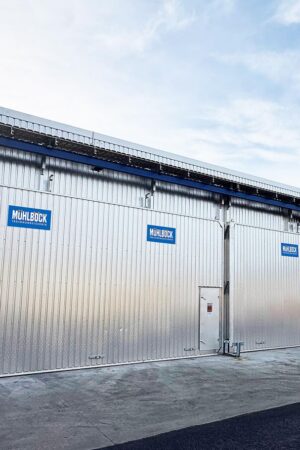 Die Trockenkammer 1306 PRO von Mühlböck steht für energieeffiziente Holztrocknung, hohe Trocknungsqualität und geringe Betriebskosten. Das System kommt künftig auch bei Alpenglow Timber in Kalifornien zum Einsatz. (c) Mühlböck
