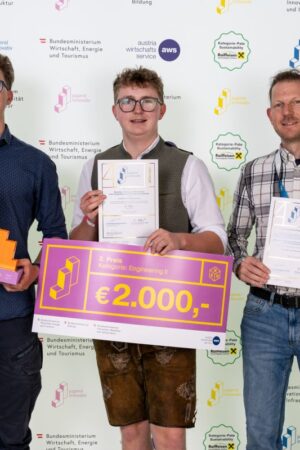 Lucas Eberharter und Philipp Kaserer mit Betreuungslehrer Wolfgang Plössnig bei der Preisverleihung beim Wettbewerb Jugend Innovativ (Fotocredit: © aws, VOGUS / Wolfgang Voglhuber)